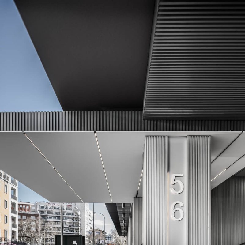 Rehabilitacion-revestimiento-exterior-aluminio-edificio-oficinas-madrid-AluStock