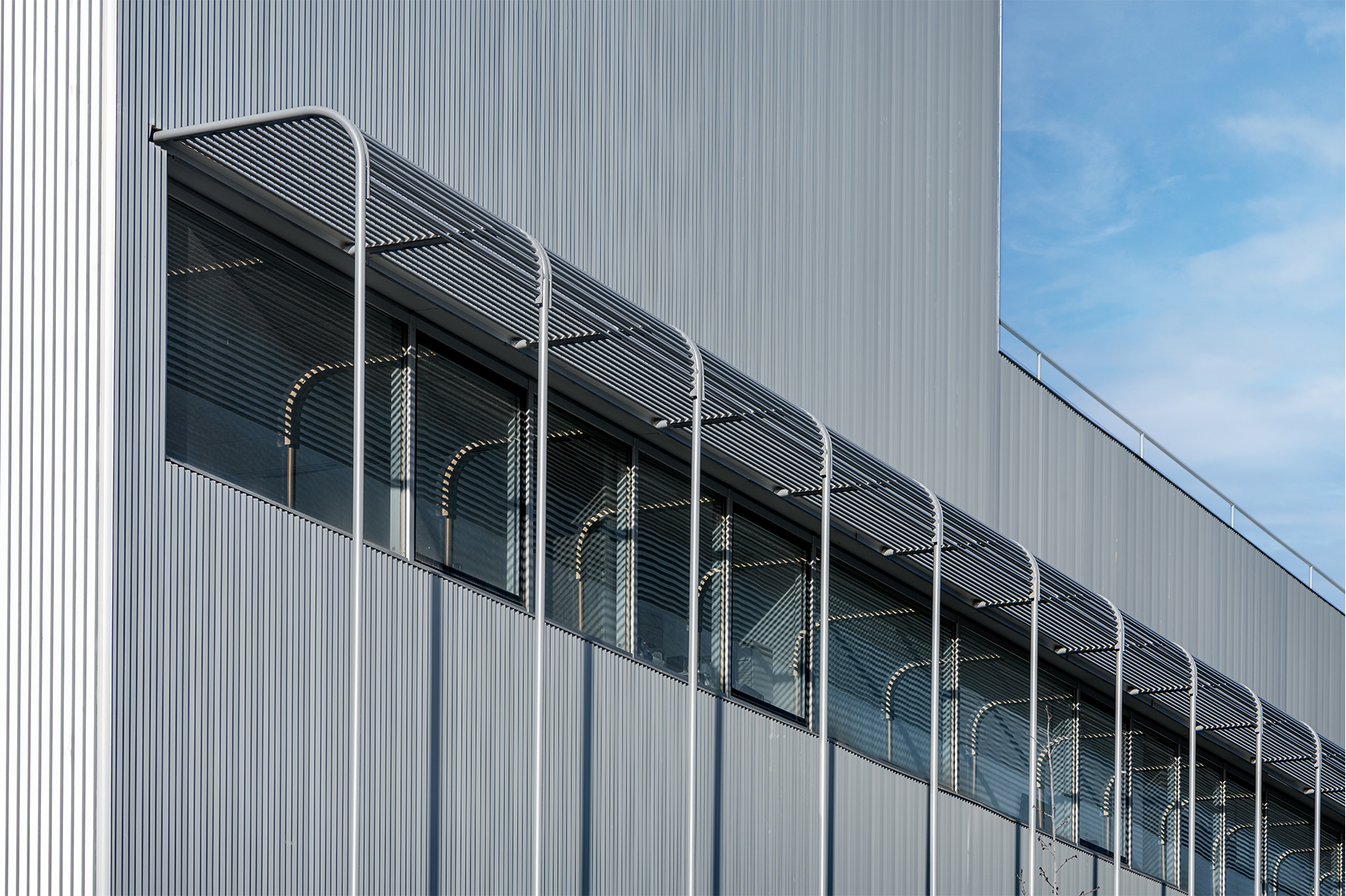revestimiento-fachada-ventilada-aluminio-edificio-ibenergi-gas-AluStock