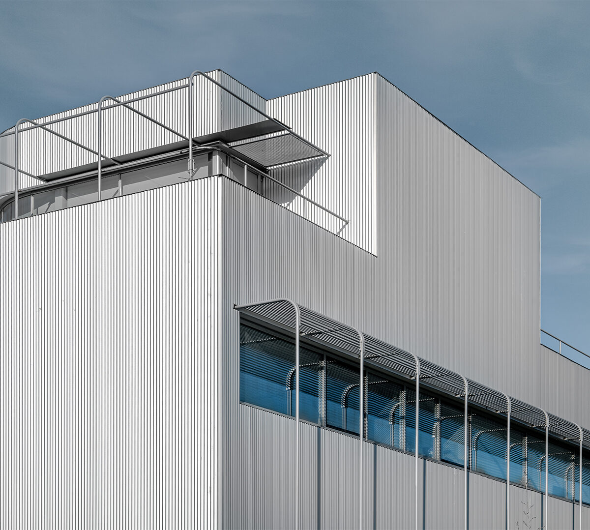 revestimiento fachada ventilada aluminio edificio ibenergi gas Alu Stock 9