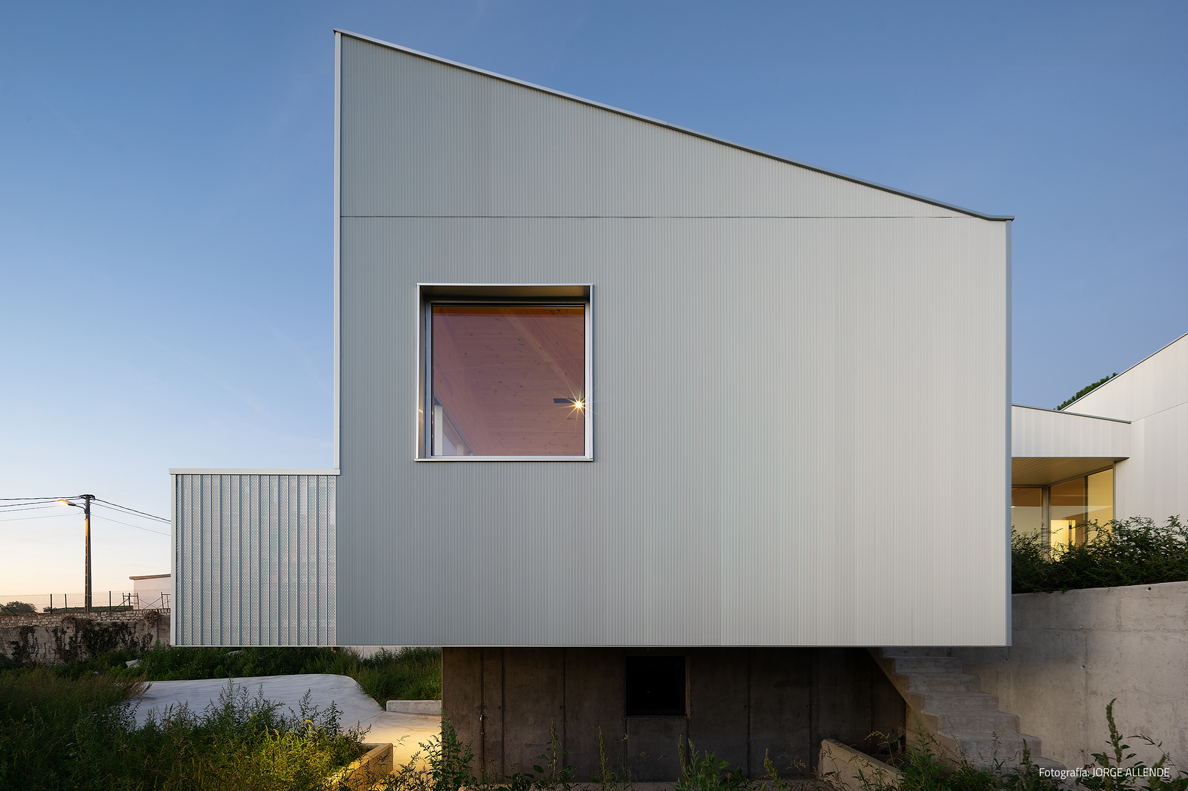 fachada-ventilada-aluminio-vivienda-unifamiliar-soto-de-la-marina-Alustock
