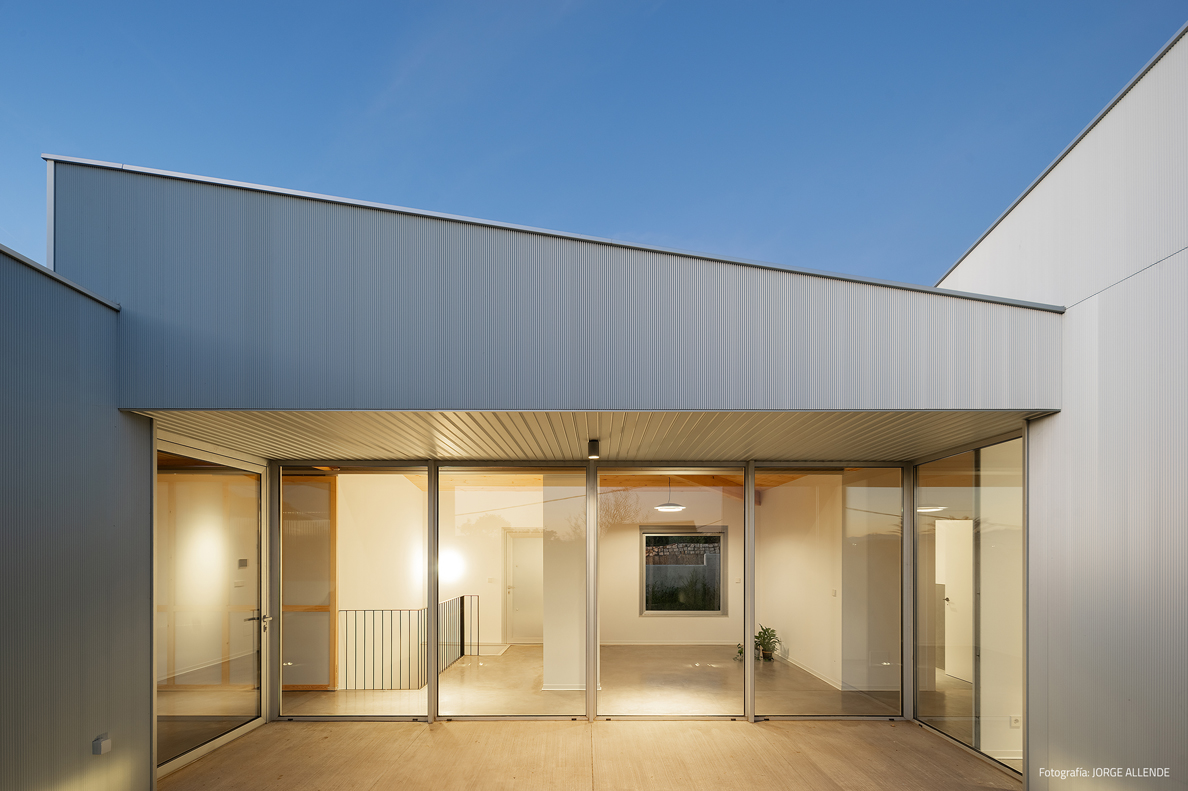 fachada-ventilada-aluminio-vivienda-unifamiliar-soto-de-la-marina-Alustock